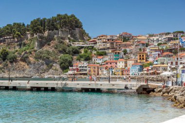Parga, Yunanistan - 17 Temmuz 2014: yaz görünümü Parga şehir, Epirus, Yunanistan'ın şaşırtıcı