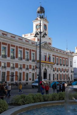 Madrid, İspanya - 22 Ocak 2018: Kraliyet postane Puerta del Sol Madrid, İspanya