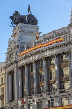 Madrid, İspanya - 22 Ocak 2018: Bina ile bir savaş arabası Alcala cadde şehir Madrid, İspanya'nın heykel