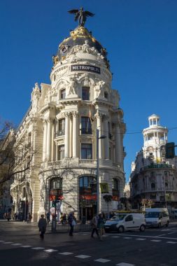 Madrid, İspanya - 23 Ocak 2018: Gran Via ve Metropolis bina şehir Madrid, İspanya