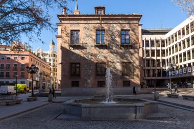 Madrid, İspanya - 22 Ocak 2018: Yedi bacalar şehir Madrid, İspanya, House