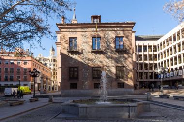 Madrid, İspanya - 22 Ocak 2018: Yedi bacalar şehir Madrid, İspanya, House