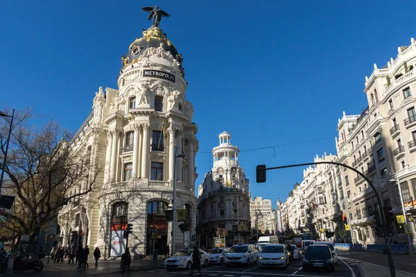 Madrid, İspanya - 23 Ocak 2018: Gran Via ve Metropolis bina şehir Madrid, İspanya
