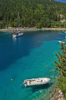 Yeşil orman Foki Fiskardo Beach, Kefalonia, Ionian Islands, Yunanistan etrafında peyzaj