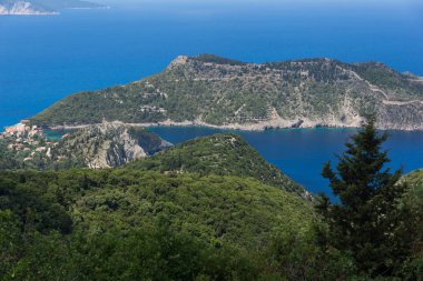 Muhteşem manzara Assos Köyü ve güzel deniz defne, Kefalonia, Ionian Islands, Yunanistan
