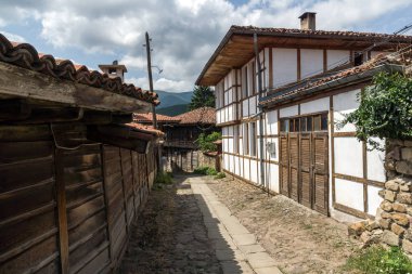 Kotel, Bulgaristan - 1 Ağustos 2014: On dokuzuncu yüzyılın evlerde Kotel tarihi kasaba Sliven bölge, Bulgaristan