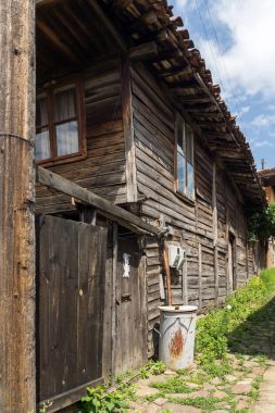 Kotel, Bulgaristan - 1 Ağustos 2014: On dokuzuncu yüzyılın evlerde Kotel tarihi kasaba Sliven bölge, Bulgaristan