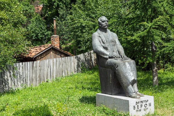 Kotel Bulgaria Agosto 2014 Monumento Del Doctor Peter Beron Histórica — Foto de Stock