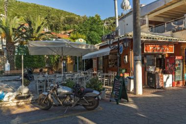 Vasiliki, Lefkada, Yunanistan 16 Temmuz 2014: Kıyı sokak restoranları Vasiliki Köyü, Lefkada, Ionian Islands, Yunanistan ile