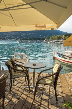 Vasiliki, Lefkada, Yunanistan 16 Temmuz 2014: Kıyı sokak restoranları Vasiliki Köyü, Lefkada, Ionian Islands, Yunanistan ile