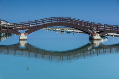Lefkada Town, Yunanistan 17 Temmuz 2014: Kıyı Sokağı'nda Lefkada town, Ionian Islands, Yunanistan