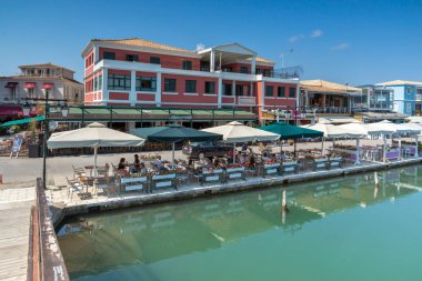 Lefkada Town, Yunanistan 17 Temmuz 2014: Kıyı Sokağı'nda Lefkada town, Ionian Islands, Yunanistan