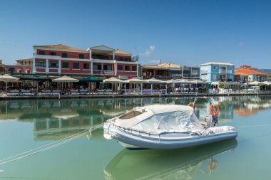 Lefkada Town, Yunanistan 17 Temmuz 2014: Kıyı Sokağı'nda Lefkada town, Ionian Islands, Yunanistan