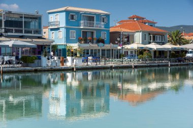 Lefkada Town, Yunanistan 17 Temmuz 2014: Kıyı Sokağı'nda Lefkada town, Ionian Islands, Yunanistan