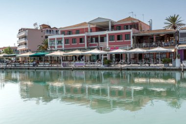 Lefkada Town, Yunanistan 17 Temmuz 2014: Kıyı Sokağı'nda Lefkada town, Ionian Islands, Yunanistan
