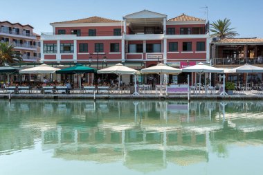Lefkada Town, Yunanistan 17 Temmuz 2014: Kıyı Sokağı'nda Lefkada town, Ionian Islands, Yunanistan