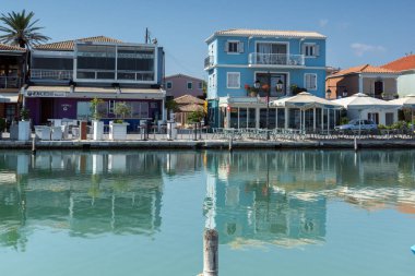 Lefkada Town, Yunanistan 17 Temmuz 2014: Kıyı Sokağı'nda Lefkada town, Ionian Islands, Yunanistan