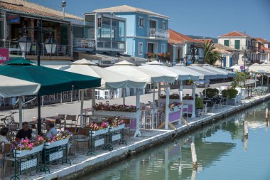 Lefkada Town, Yunanistan 17 Temmuz 2014: Kıyı Sokağı'nda Lefkada town, Ionian Islands, Yunanistan