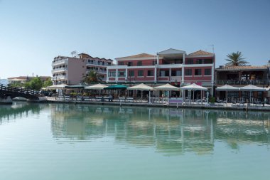 Lefkada Town, Yunanistan 17 Temmuz 2014: Kıyı Sokağı'nda Lefkada town, Ionian Islands, Yunanistan