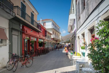Lefkada Town, Yunanistan 17 Temmuz 2014: Ev ve sokak Lefkada kentindeki Ionian Islands, Yunanistan