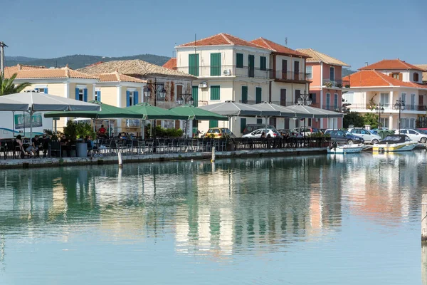 Lefkada Town, Yunanistan 17 Temmuz 2014: Kıyı Sokağı'nda Lefkada town, Ionian Islands, Yunanistan