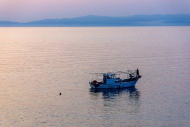 Thassos, Yunanistan - 4 Nisan 2016: Setin Thassos şehrin doğu Makedonya ve Trakya, Yunanistan Sunset görünümü 
