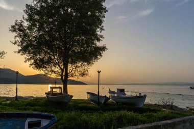 Thassos, Yunanistan - 4 Nisan 2016: Setin Thassos şehrin doğu Makedonya ve Trakya, Yunanistan Sunset görünümü 