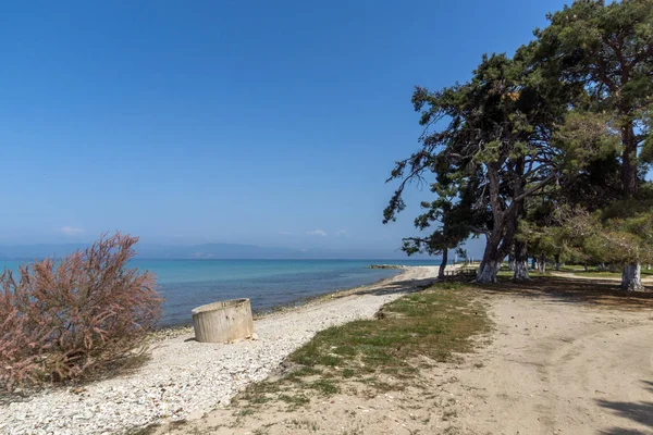 Taşöz, Yunanistan - 5 Nisan 2016: Beach, Ormos Prinou'da, Thassos Adası, Doğu Makedonya ve Trakya, Yunanistan  