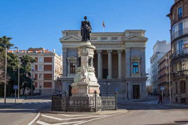 Madrid, İspanya - 22 Ocak 2018: Maria Cristina de Borbon heykel Madrid şehir, İspanya Prado Müzesi önünde