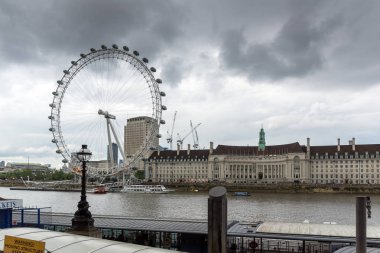 Londra, İngiltere - 16 Haziran 2016: London Eye ve County Hall Westminster bridge, Londra, İngiltere, İngiltere