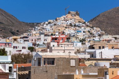 Syros, Yunanistan - 30 Nisan 2013: Panoramik şehir Ermopoli, Syros, Cyclades Islands, Yunanistan için