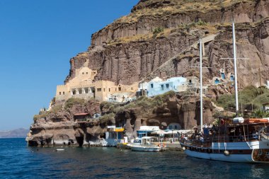 Santorini, Yunanistan - 6 Mayıs 2013: Küçük limanda Santorini Adası, Thira, Kiklad Adaları, Yunanistan