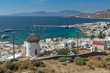 Mykonos, Yunanistan - 1 Mayıs 2013: beyaz görünümünü şaşırtıcı Mikonos Adası üzerinde Kiklad Adaları, Yunanistan yel değirmenleri