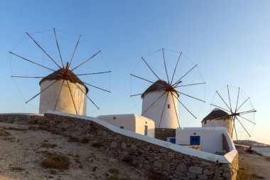 Mykonos, Yunanistan - 1 Mayıs 2013: Şaşırtıcı günbatımı ve beyaz yel değirmenleri Mykonos, Cyclades Islands, Yunanistan