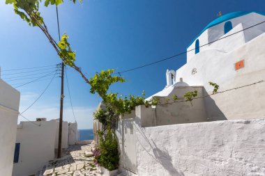 Paros, Yunanistan - 3 Mayıs 2013: Beyaz kilisede Parakia, Paros Adası, Kiklad Adaları, Yunanistan