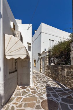 Paros, Yunanistan - 3 Mayıs 2013: Kasaba Parakia, Paros Adası, Kiklad Adaları, Yunanistan Beyaz evleriyle tipik sokak