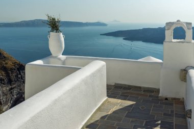 Santorini, Yunanistan - 4 Mayıs 2013: Panoramik Santorini Adası, Thira, Kiklad Adaları, Yunanistan