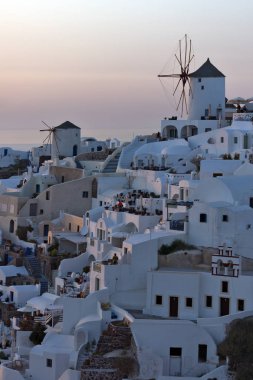 Santorini, Yunanistan - 4 Mayıs 2013: Şaşırtıcı günbatımı Oia şehir içinde Santorini Adası, Thira, Kiklad Adaları, Yunanistan
