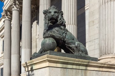 Madrid, İspanya - 22 Ocak 2018: Aslan heykel Kongre Binası şehir Madrid, İspanya (Congreso de los Diputados) milletvekillerinin önünde