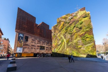 Madrid, İspanya - 22 Ocak 2018: Dikey bahçe duvarı ve Caixaforum Müzesi Madrid şehir, İspanya