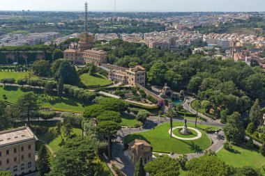 Vatikan ve Roma şehrinin şaşırtıcı Panorama üzerinden kubbe St. Peter's Bazilikası'na, İtalya