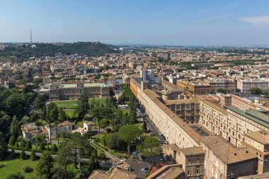 Vatikan ve Roma şehrinin şaşırtıcı Panorama üzerinden kubbe St. Peter's Bazilikası'na, İtalya