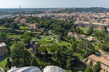 Vatikan ve Roma şehrinin şaşırtıcı Panorama üzerinden kubbe St. Peter's Bazilikası'na, İtalya