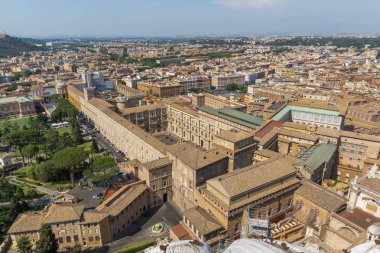 Vatikan ve Roma şehrinin şaşırtıcı Panorama üzerinden kubbe St. Peter's Bazilikası'na, İtalya