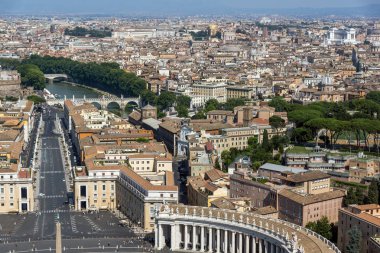Vatikan ve Roma şehrinin şaşırtıcı Panorama üzerinden kubbe St. Peter's Bazilikası'na, İtalya