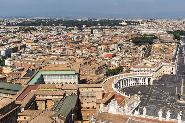 Удивительная панорама Ватикана и Рима из купола базилики Святого Петра, Италия
