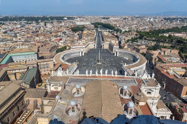 Vatikan ve Roma şehrinin şaşırtıcı Panorama üzerinden kubbe St. Peter's Bazilikası'na, İtalya
