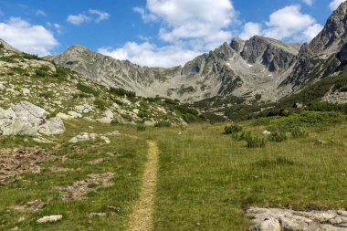 Muhteşem manzara Yalovarnika tepeler ve Begovitsa Nehri Vadisi, Pirin Dağı, Bulgaristan