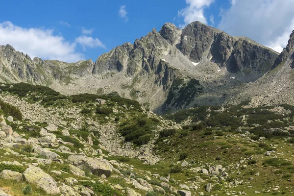 素晴らしい風景の Yalovarnika ピークと Begovitsa 川の渓谷 ピリン山 ブルガリア — ストック写真