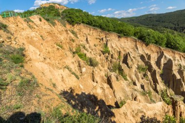 Kaya oluşumu ile Stob Piramitler, Rila Dağı, Köstendil bölge, Bulgaristan manzara
